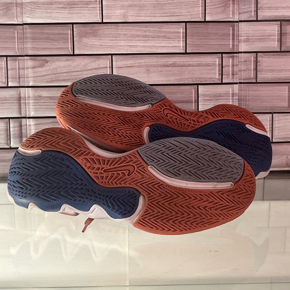 Nike women shoes size 6. Great condition. Please see pictures. - Picture 3 of 7